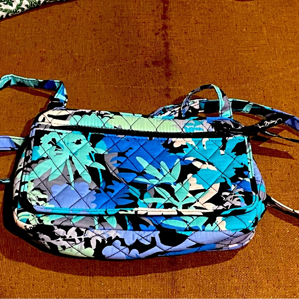Vera Bradley cute small Blue colored purse! Pre owned. Lightly used-looks new!
